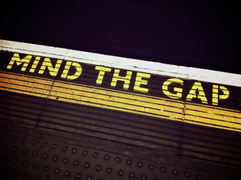 Mind the Gap Schriftzug auf einem U-Bahn-Bahnsteig