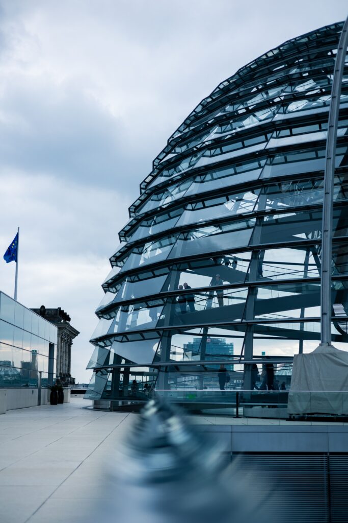 Reichstagskuppel in Berlin mit EU-Flagge